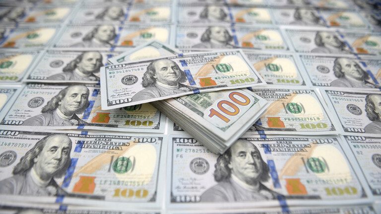 انخفض في 5 بنوك.. سعر الدولار مقابل الجنيه بمنتصف تعاملات اليوم