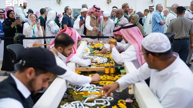 ضيوف برنامج خادم الحرمين الشريفين يطّلعون على مراحل صناعة كسوة الكعبة المشرفة